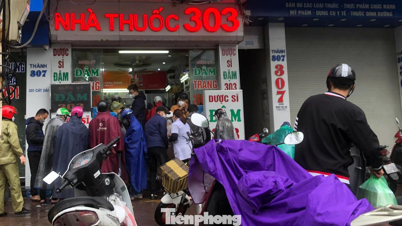 Ghi nhận ngày 13/2 tại phố Cát Dài (quận Lê Chân), đối diện Bệnh viện Hữu nghị Việt Tiệp, khu vực tập trung nhiều cửa hàng thuốc đầu mối nhất Hải Phòng luôn trong tình trạng kẹt cứng, người dân xếp hàng ra vỉa hè chờ tới lượt. Ghi nhận ngày 13/2 tại phố Cát Dài (quận Lê Chân), đối diện Bệnh viện Hữu nghị Việt Tiệp, khu vực tập trung nhiều cửa hàng thuốc đầu mối nhất Hải Phòng luôn trong tình trạng kẹt cứng, người dân xếp hàng ra vỉa hè chờ tới lượt.