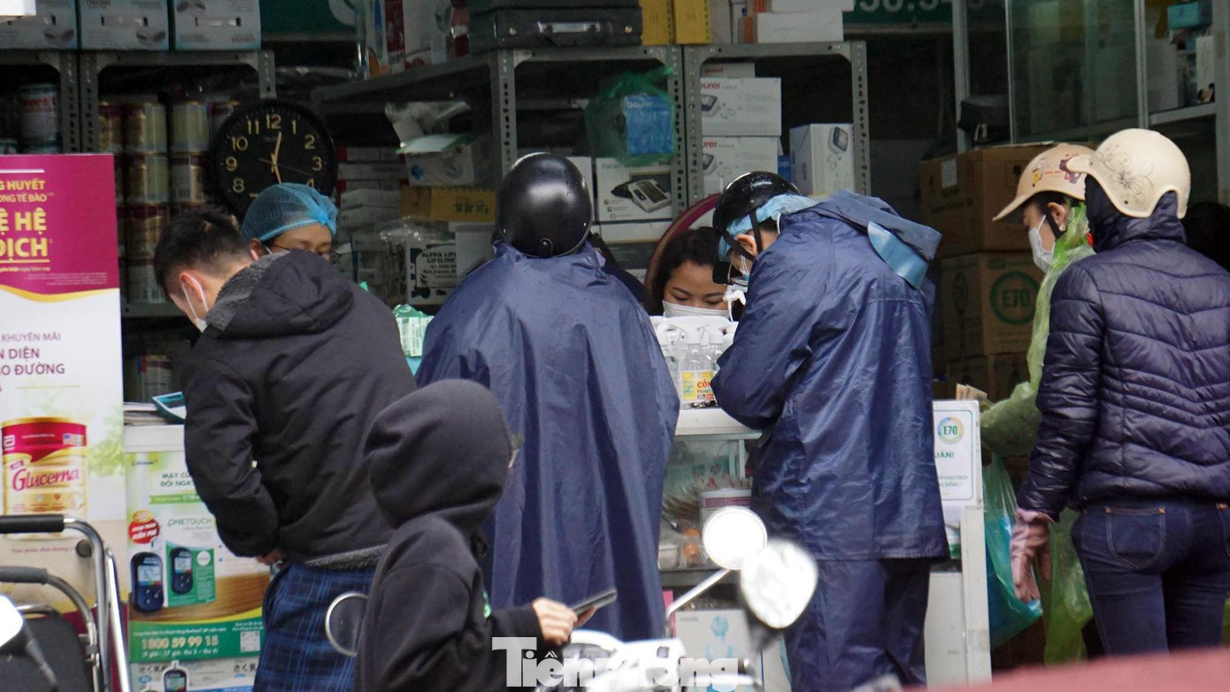 Sau Tết, số F0 tăng đột biến, người dân TP Hải Phòng chen chúc mua thuốc điều trị tại nhà.