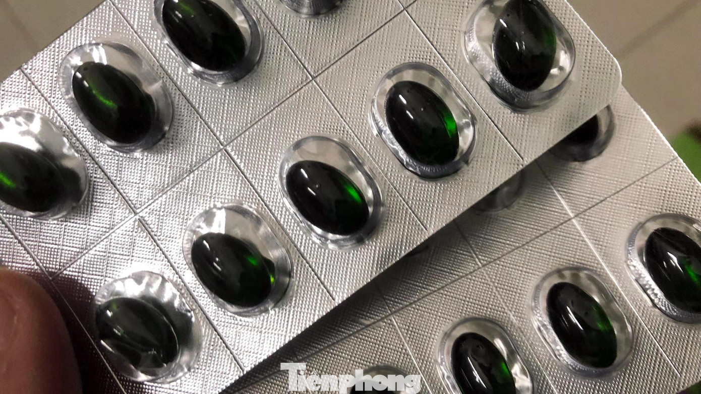 Viên xông mũi họng được nhiều người dân Hải Phòng tìm mua tại các cửa hàng thuốc. Một hộp 2 vỉ (20 viên) viên xông này có giá 25.000 đồng. Viên xông mũi họng được nhiều người dân Hải Phòng tìm mua tại các cửa hàng thuốc. Một hộp 2 vỉ (20 viên) viên xông này có giá 25.000 đồng.