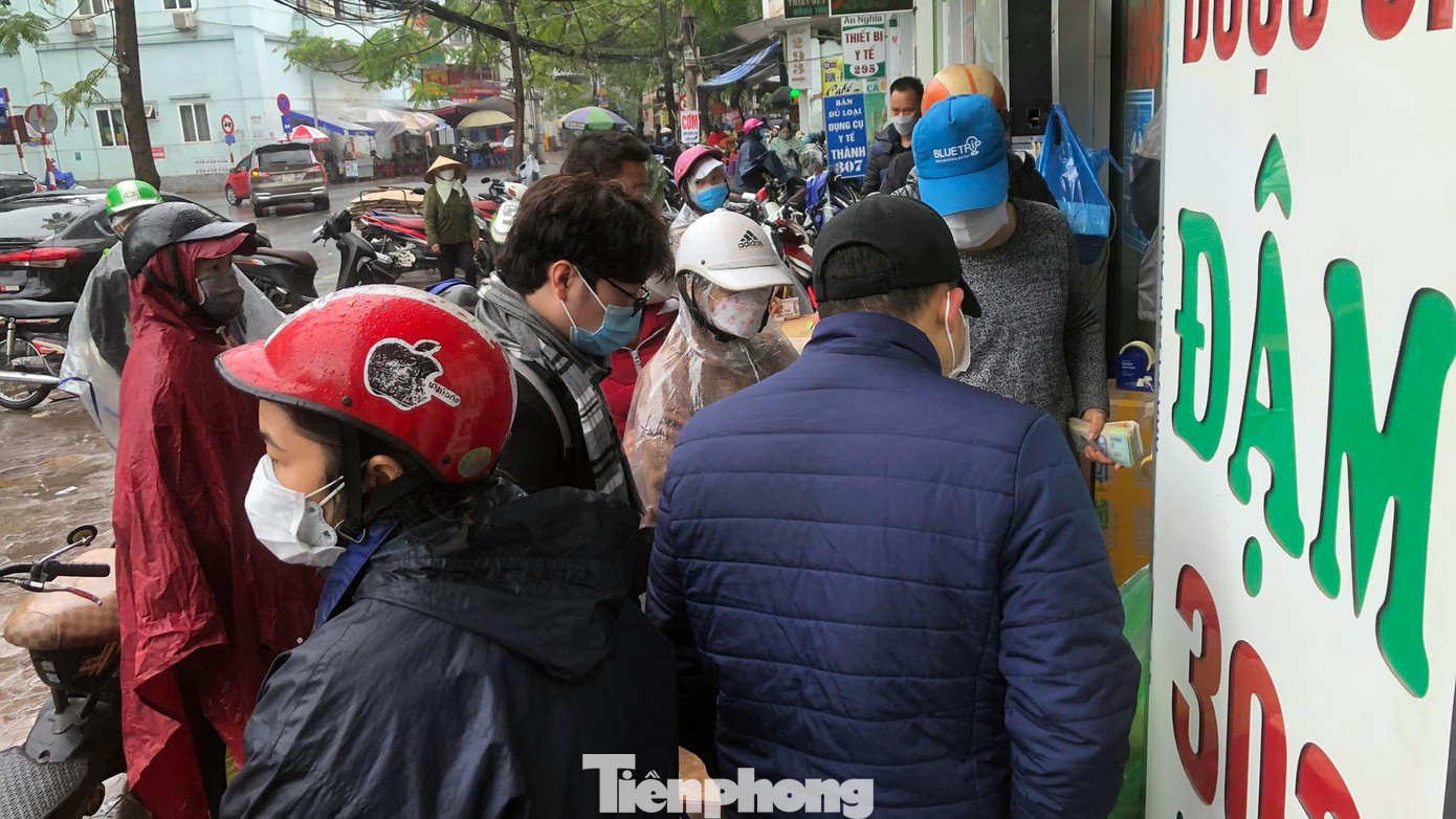 Một số cửa hàng thuốc quá tải, phải huy động nhân viên ra vỉa hè hỗ trợ khách lên danh sách thuốc, thiết bị y tế cần mua. Nhiều người mặc áo mưa xếp hàng chờ tới lượt mua thiết bị y tế, thuốc. Một số cửa hàng thuốc quá tải, phải huy động nhân viên ra vỉa hè hỗ trợ khách lên danh sách thuốc, thiết bị y tế cần mua. Nhiều người mặc áo mưa xếp hàng chờ tới lượt mua thiết bị y tế, thuốc.