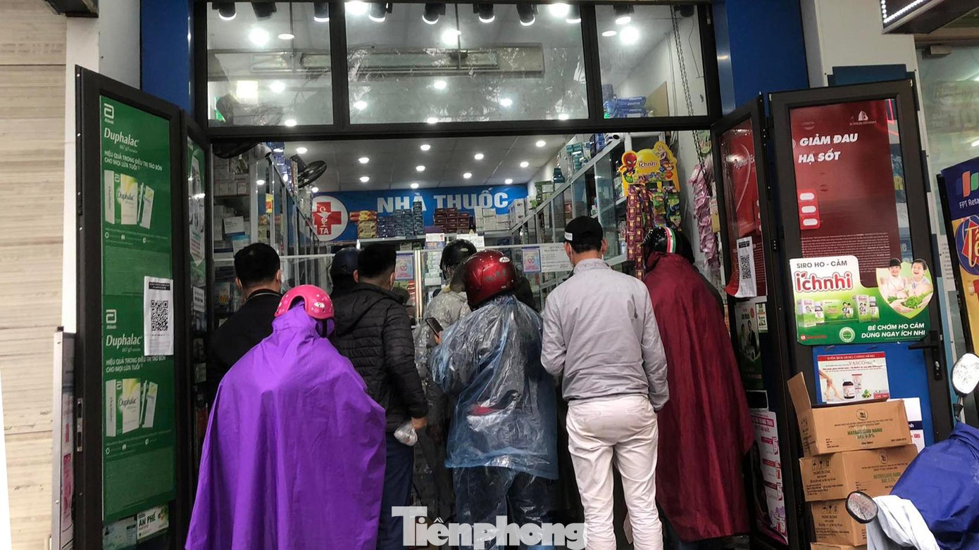 Số ca mắc COVID-19 tăng cao sau Tết, người dân TP Hải Phòng đến các cửa hàng thuốc ở trung tâm thành phố để mua test nhanh kháng nguyên SARS-CoV-2 và thuốc để điều trị tại nhà. Số ca mắc COVID-19 tăng cao sau Tết, người dân TP Hải Phòng đến các cửa hàng thuốc ở trung tâm thành phố để mua test nhanh kháng nguyên SARS-CoV-2 và thuốc để điều trị tại nhà.