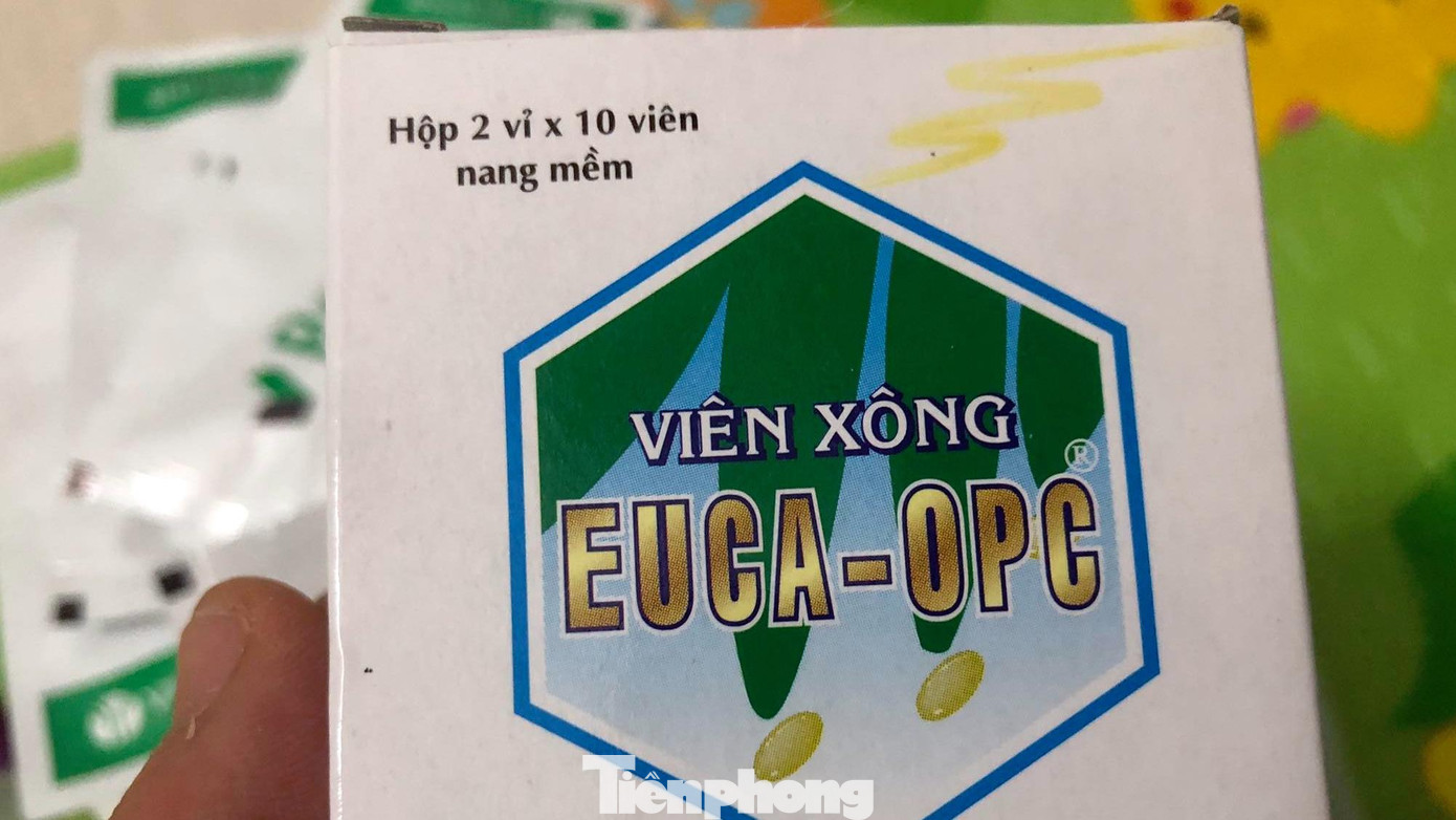 "Vài ngày gần đây, các cửa hàng thuốc lớn đều trong tình trạng quá tải, phải xếp hàng chờ tới lượt. Ngoài que test nhanh, thuốc hạ sốt, tôi mua thêm viên xông mũi họng có mùi thơm đặc trưng để người thân xông khi cảm cúm, sát trùng mũi họng", anh Nam nói. "Vài ngày gần đây, các cửa hàng thuốc lớn đều trong tình trạng quá tải, phải xếp hàng chờ tới lượt. Ngoài que test nhanh, thuốc hạ sốt, tôi mua thêm viên xông mũi họng có mùi thơm đặc trưng để người thân xông khi cảm cúm, sát trùng mũi họng", anh Nam nói.