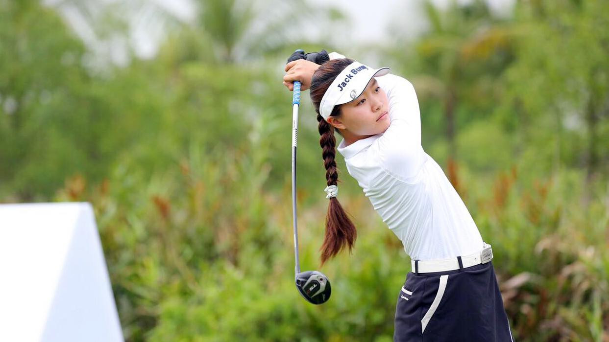 Các golfer tranh tài trên sân Vinpearl Golf Hải Phòng trong ngày thi đấu thứ 2.