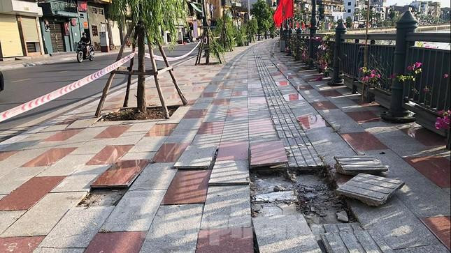 Đá lát vỉa hè phố Tam Bạc bong rộp vào thời điểm tháng 6/2021. Đá lát vỉa hè phố Tam Bạc bong rộp vào thời điểm tháng 6/2021.