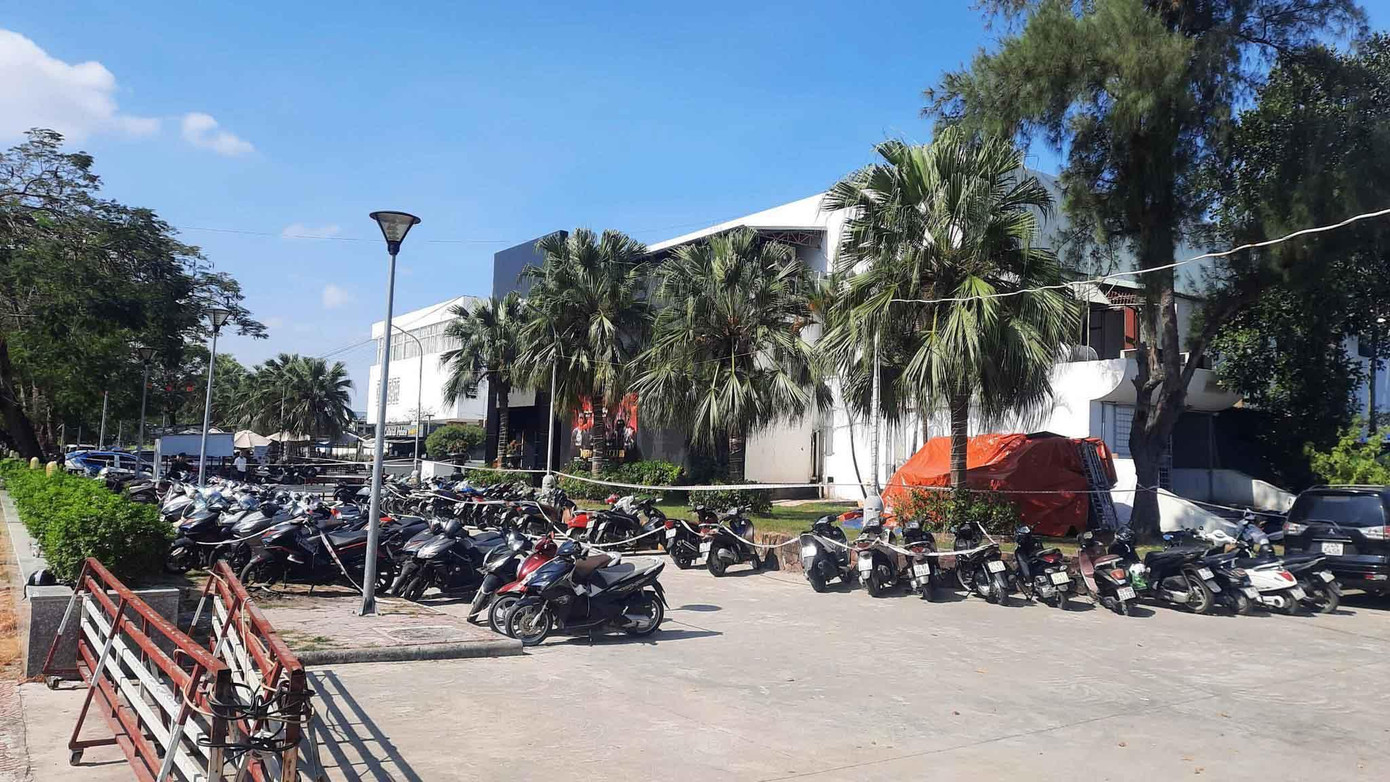 Cảnh sát phong tỏa, tạm giữ các phương tiện tại vũ trường Hoàng Gia phục vụ công tác xác minh.