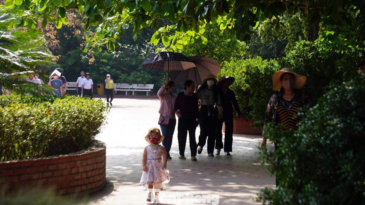 Không chỉ những ngày nghỉ lễ, dịp lễ hội mà ngày thường cũng có hàng nghìn lượt khách đến tham quan, vãn cảnh, tưởng nhớ các vị anh hùng dân tộc. Khu di tích Bạch Đằng Giang trở thành một trong những điểm du lịch văn hóa, tâm linh nổi bật nhất thành phố cảng.