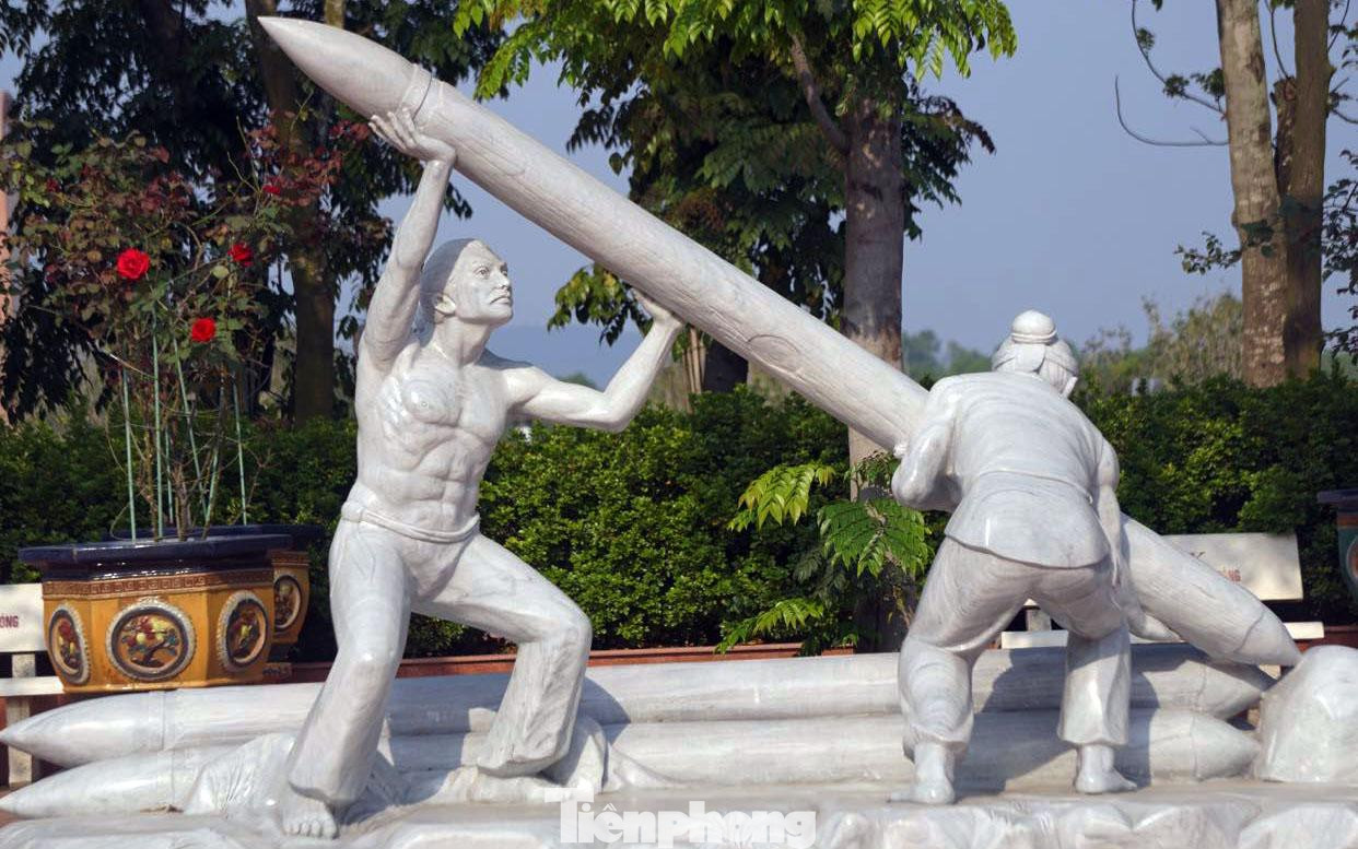 Khu vực mô phỏng quân dân nước ta qua các thời kỳ đẵn gỗ, đóng cọc dựng nên những trận thủy chiến dọc sông Bạch Đằng đánh tan quân xâm lược. Khu vực này là điểm thu hút du khách tham quan, chụp ảnh lưu niệm.