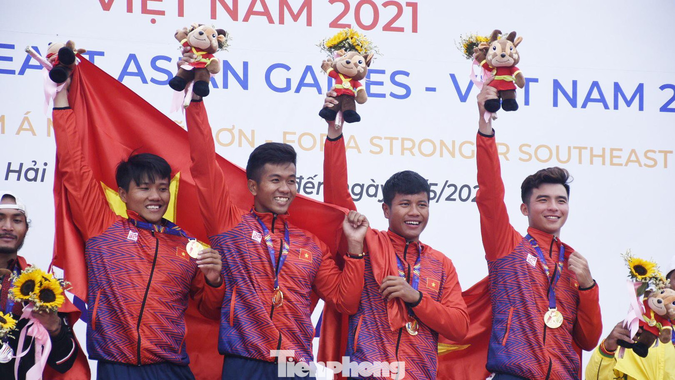 Các VĐV: Phạm Hồng Quân, Trần Thanh, Nguyễn Quốc Toản và Hiền Nam giành HCV đầu tiên cho tuyển Canoeing nam Việt Nam.