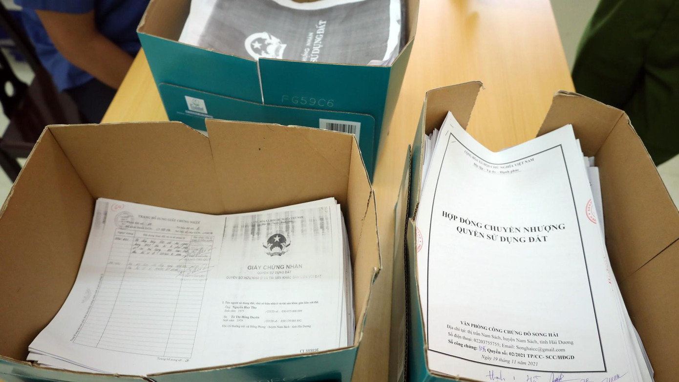 Cơ quan điều tra thu giữ một số tài liệu liên quan vụ án. Cơ quan điều tra thu giữ một số tài liệu liên quan vụ án.