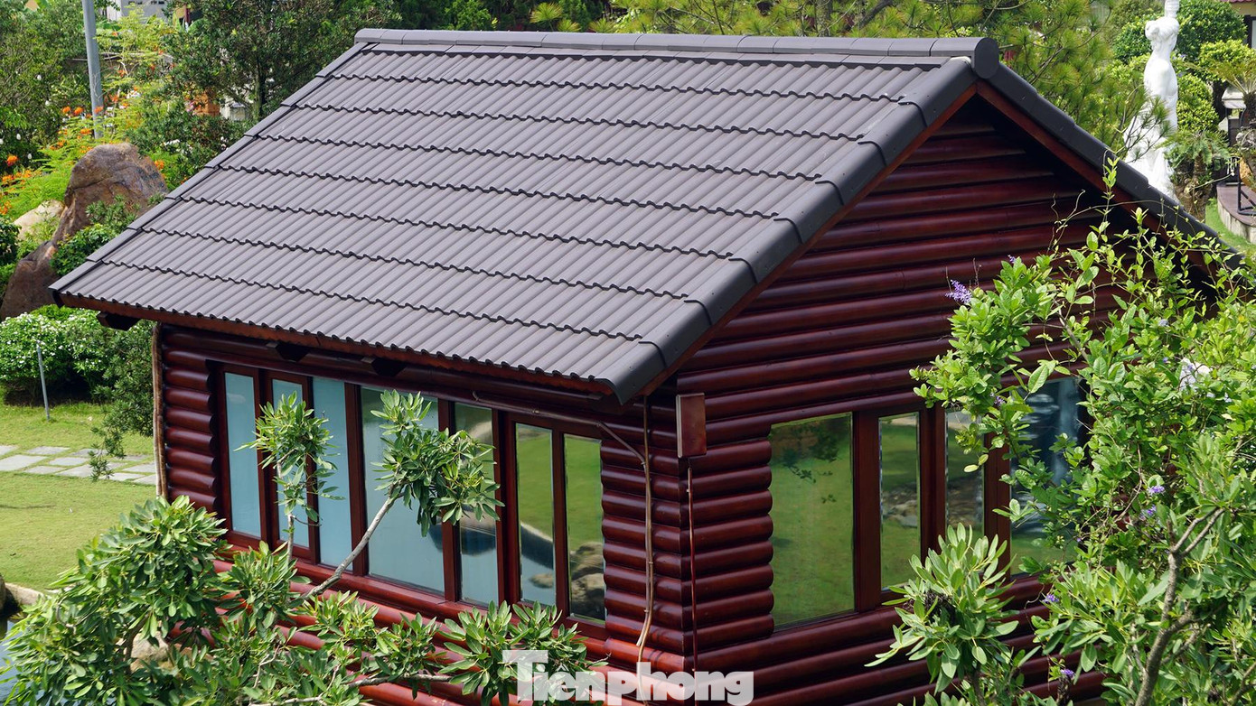 Một nhà nghỉ dưỡng có thiết kế độc đáo bên cạnh suối đá.