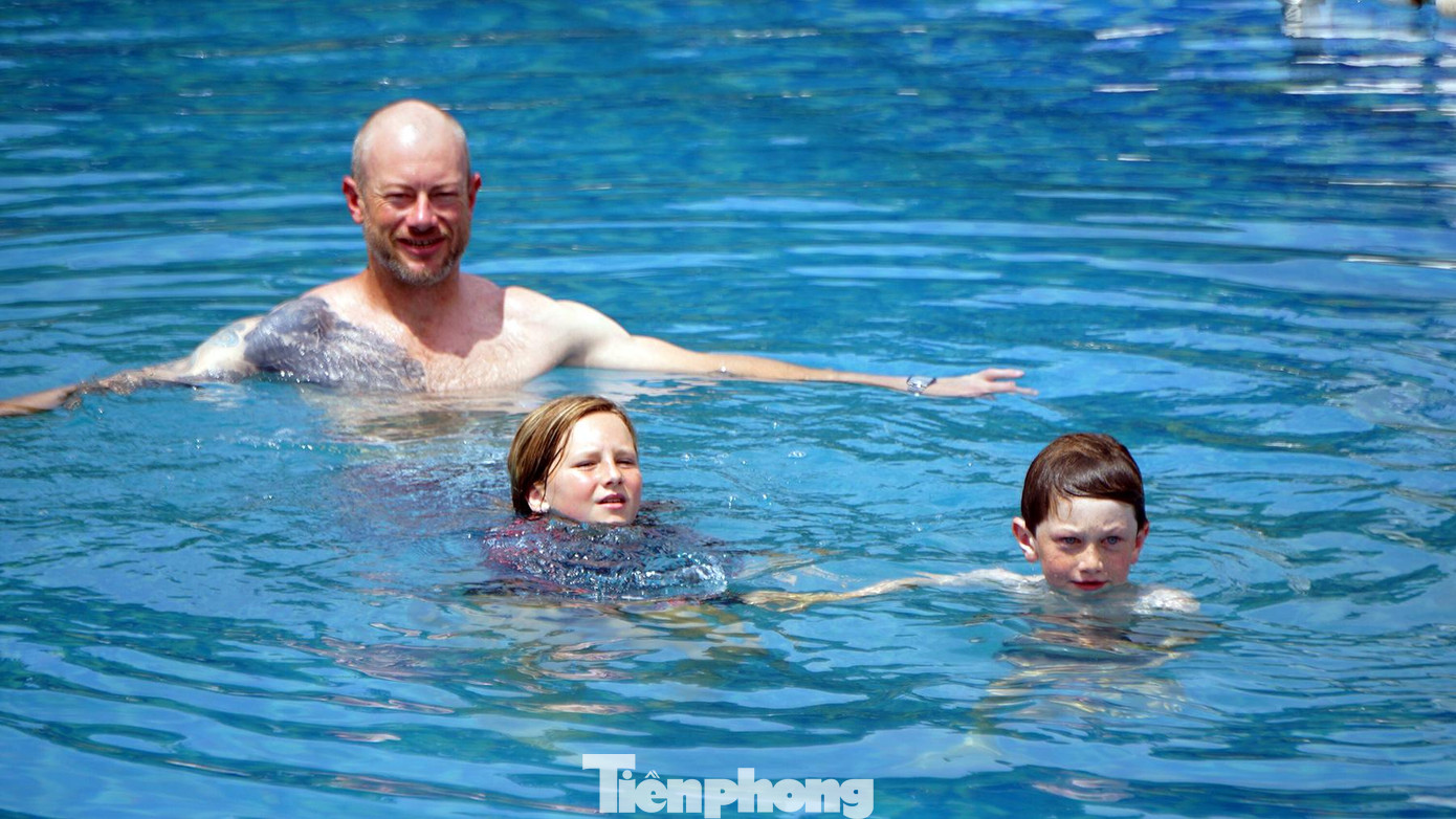 Mỗi khách vào khu du lịch trải nghiệm này sẽ phải trả phí 120.000 đồng/lượt, chưa gồm phí trò chơi mạo hiểm, đạp xe trên không, leo núi mô hình, sử dụng dịch vụ lưu trú nghỉ dưỡng...