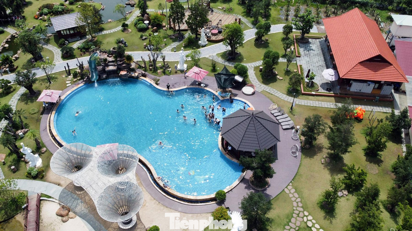 Khu du lịch này do đại gia Vũ Thị Lan Anh (người địa phương) làm chủ đầu tư, xây dựng nhiều công trình nhà ở khung thép, hồ bơi, cáp treo, trò chơi mạo hiểm…