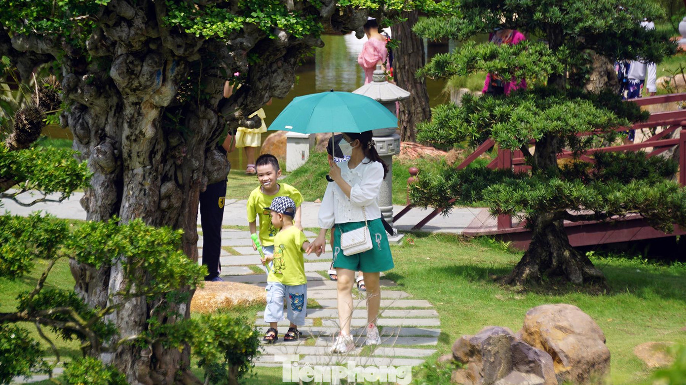 Theo ghi nhận của phóng viên những ngày 10-13/6 dù Chủ tịch UBND TP Hải Phòng đã yêu cầu tháo dỡ, thanh tra vào cuộc thanh kiểm tra để làm rõ trách nhiệm cá nhân, tập thể liên quan nhưng khu du lịch này vẫn hoạt động, đón hàng trăm lượt khách mỗi ngày.