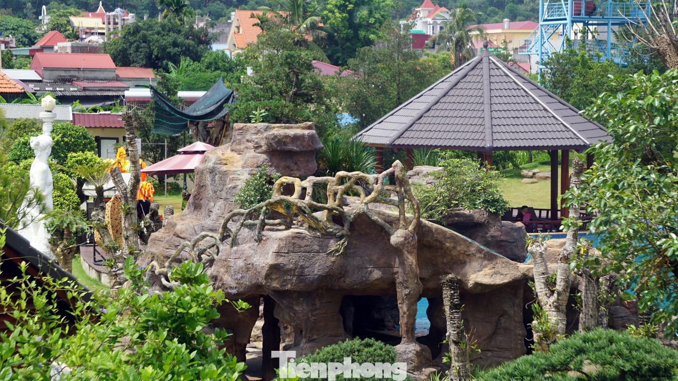 Khuôn viên khu trải nghiệm được bài trí nhiều non bộ, nhà chòi để khách tham quan dừng chân nghỉ, chụp ảnh lưu niệm.