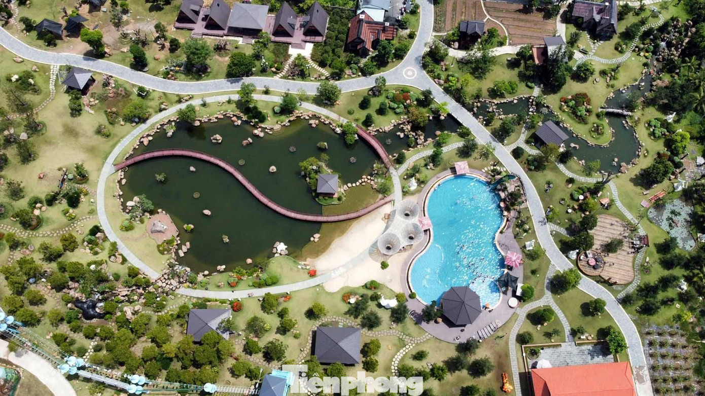 Ngày 8/6, ông Nguyễn Văn Tùng - Chủ tịch UBND TP Hải Phòng yêu cầu tháo dỡ hàng loạt công trình xây trái phép trên đất nông nghiệp trong Khu du lịch sinh thái BigSun, thuộc địa phận xã Hữu Bằng (huyện Kiến Thụy). Ông Tùng yêu cầu, chủ đầu tư phải tự tháo dỡ các công trình trái phép trước ngày 15/6/2022.