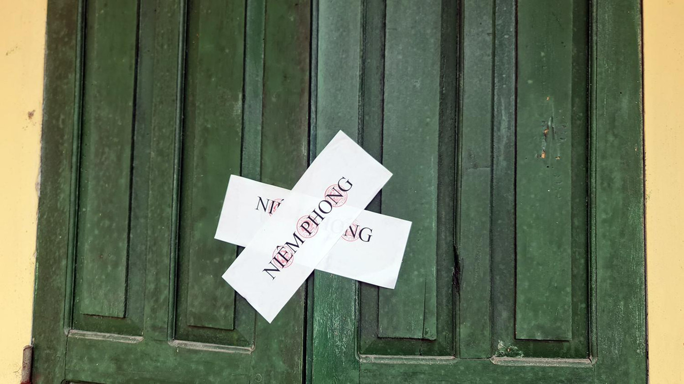 Nữ Hiệu trưởng Trường tiểu học Thanh Xuân (huyện Thanh Hà, tỉnh Hải Dương) cho biết, nhà trường đã niêm phong dãy nhà xuống cấp gồm 8 phòng học, không sử dụng cho việc giảng dạy học sinh từ đầu năm học 2022-2023.