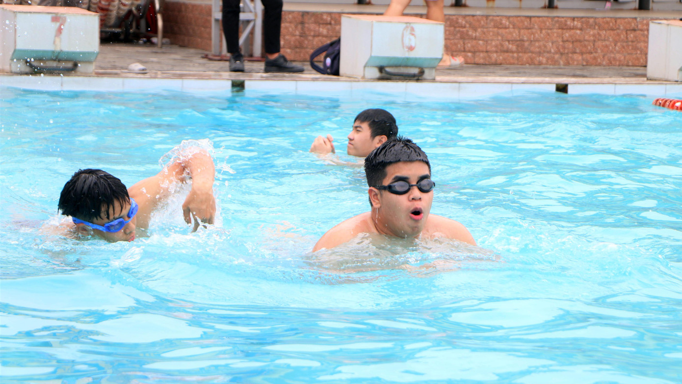 Hàng trăm trẻ em được sát hạch kỹ năng bơi hè tại quận Lê Chân.