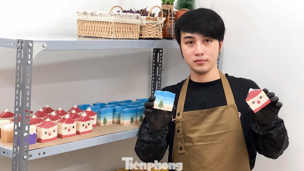 "Tôi có sở thích về hội họa và du lịch... do đó, tôi muốn truyền tải cảm hứng, sự sáng tạo vào mỗi sản phẩm nhằm tạo cảm giác thân thiện cho người sử dụng", anh Tuấn chia sẻ.