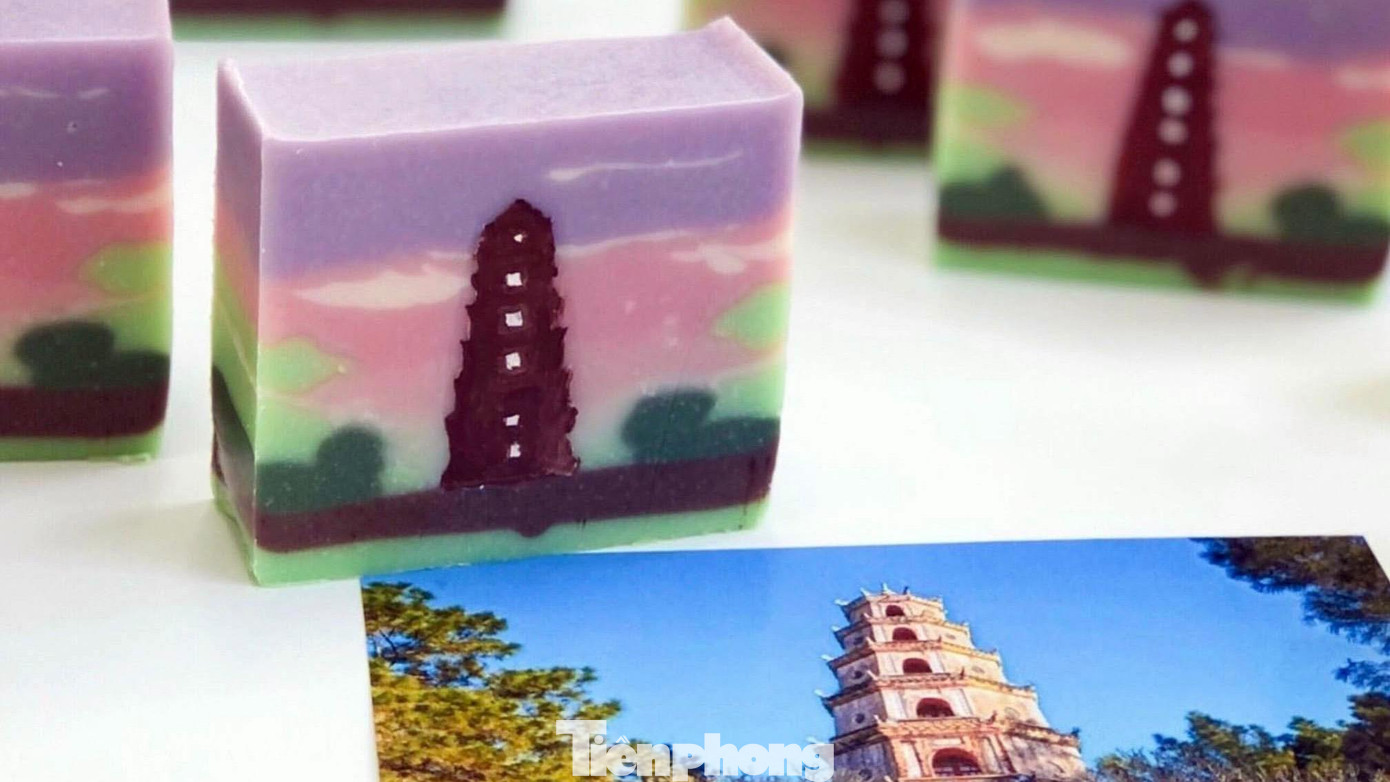 Nhiều bức họa, tranh ảnh, khu du lịch nổi tiếng trong nước và quốc tế được chàng trai đất Cảng thể hiện trên bánh xà phòng thủ công. Những bánh xà phòng này được nhiều người mua làm quà tặng người thân, bạn trẻ nhân dịp Giáng sinh, sinh nhật...