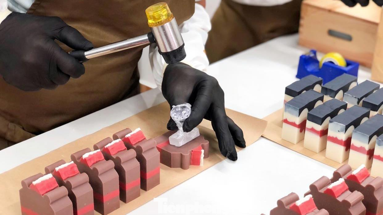 Gần 3 năm xây dựng đến nay, cơ sở sản xuất của Tuấn đã có nhiều khuôn mẫu sáng tạo, hình trang trí trên mỗi sản phẩm đều được thợ làm thủ công.