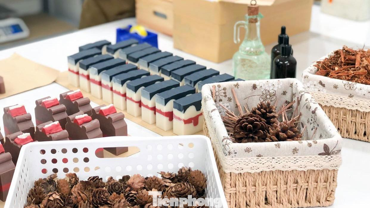 Tuấn cũng chia sẻ, ngoài công thức chung, anh cùng cộng sự tại cơ sở sản xuất thường thêm một số phụ gia, hương liệu thiên nhiên như: chanh, sả, vỏ quýt... vừa khử mùi tốt, vừa tạo hương thơm dễ chịu, nhẹ nhàng cho khách hàng.