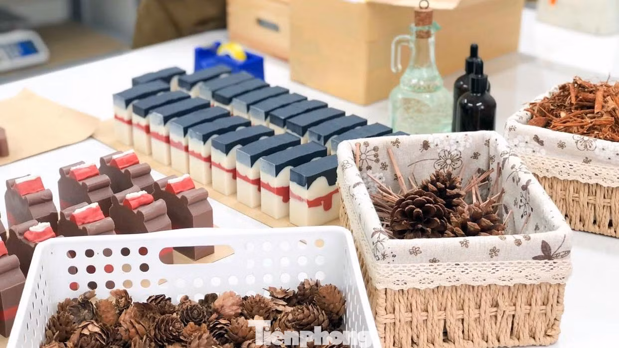Tuấn cũng chia sẻ, ngoài công thức chung, anh cùng cộng sự tại cơ sở sản xuất thường thêm một số phụ gia, hương liệu thiên nhiên như: chanh, sả, vỏ quýt... vừa khử mùi tốt, vừa tạo hương thơm dễ chịu, nhẹ nhàng cho khách hàng.