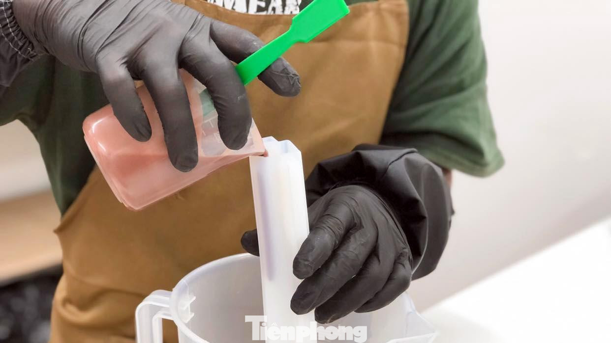 Theo Tuấn, xà phòng thủ công vừa sử dụng an toàn, vừa có tính thẩm mỹ cao. Từ đó, chàng trai đất cảng tìm tòi, thử nghiệm làm xà phòng nghệ thuật từ đầu năm 2020.