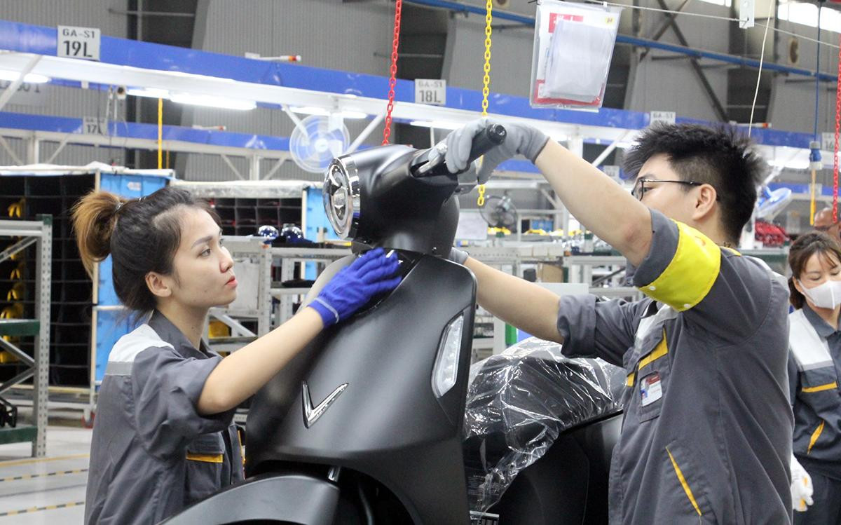 Trước khi chính thức nhận xe, khách mời được tham quan tổ hợp sản xuất xe máy điện hiện đại và tìm hiểu về quy trình khép kinh, tự chủ hoàn toàn của Nhà máy VinFast.