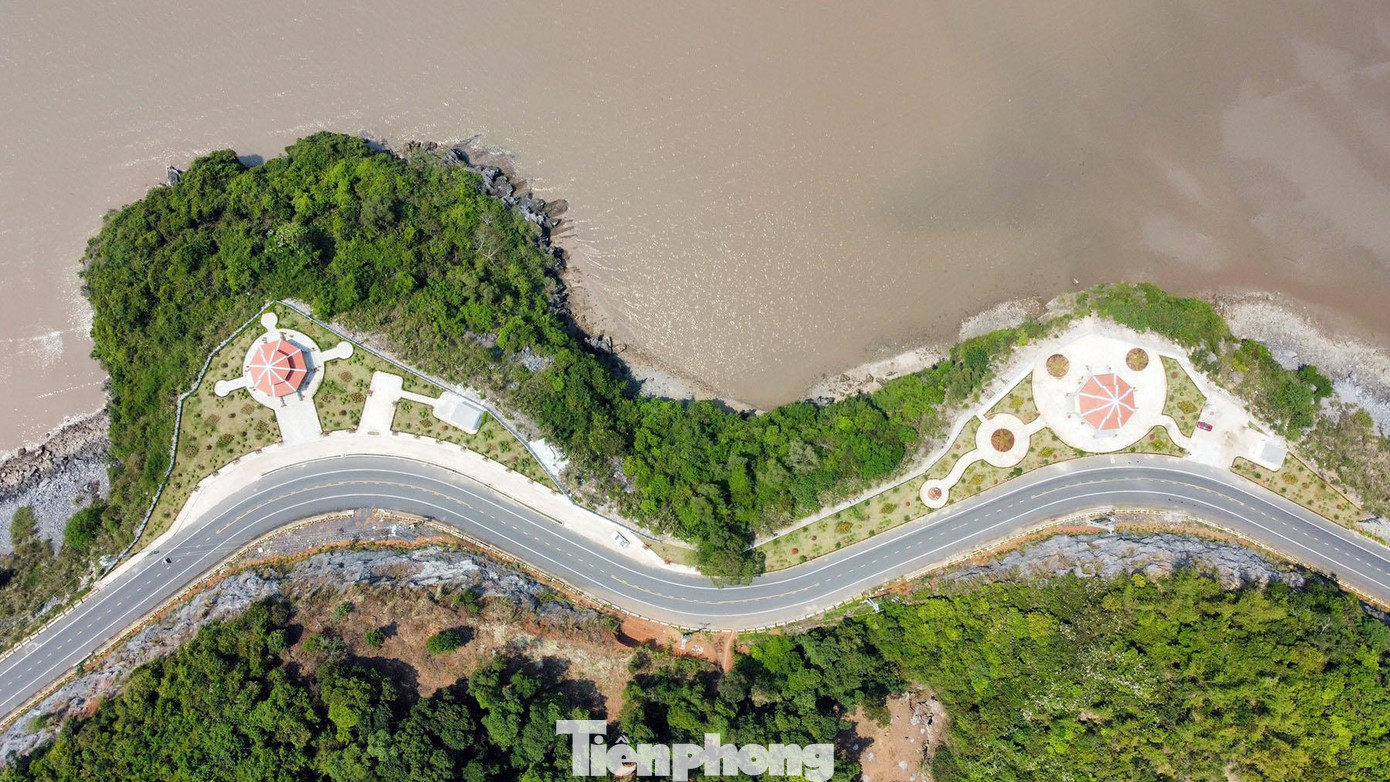 Chòi vọng cảnh được xây dựng ở những mỏm đá nhô ra biển, sát cung đường xuyên đảo. Du khách có thể dừng chân nghỉ ngơi, ngắm cảnh, chụp ảnh check-in. Chòi vọng cảnh được xây dựng ở những mỏm đá nhô ra biển, sát cung đường xuyên đảo. Du khách có thể dừng chân nghỉ ngơi, ngắm cảnh, chụp ảnh check-in.