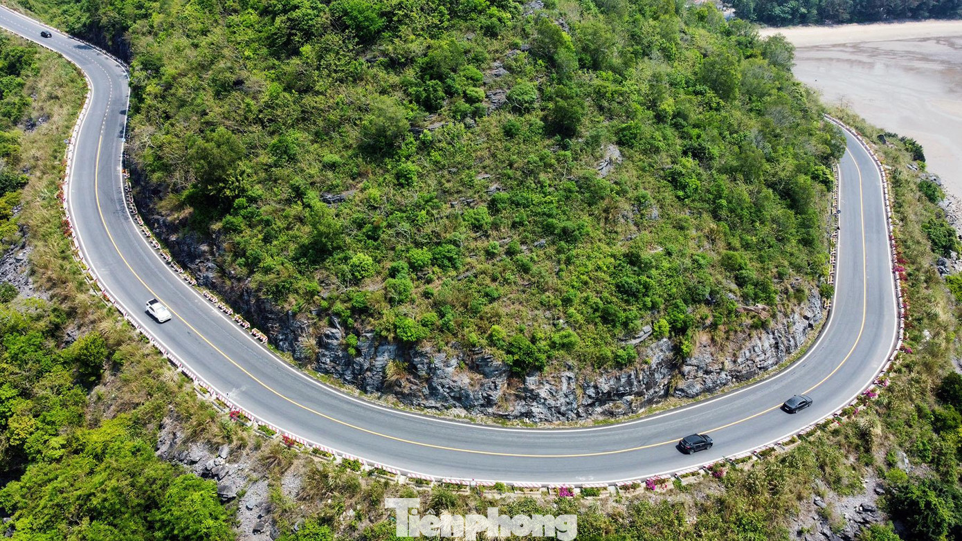 Trên cung đường xuyên đảo Cát Bà, du khách đi xe máy hoặc đi ô tô đều có thể trải nghiệm những cung đường uốn lượn, những khúc cua, con dốc không kém các cung đường trên vùng núi Tây Bắc. Trên cung đường xuyên đảo Cát Bà, du khách đi xe máy hoặc đi ô tô đều có thể trải nghiệm những cung đường uốn lượn, những khúc cua, con dốc không kém các cung đường trên vùng núi Tây Bắc.