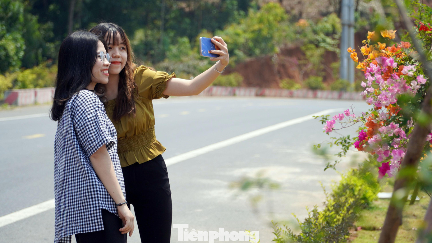 Du khách cũng có thể dừng chân tại chòi vãn cảnh, thỏa sức chụp ảnh check-in. Du khách cũng có thể dừng chân tại chòi vãn cảnh, thỏa sức chụp ảnh check-in.