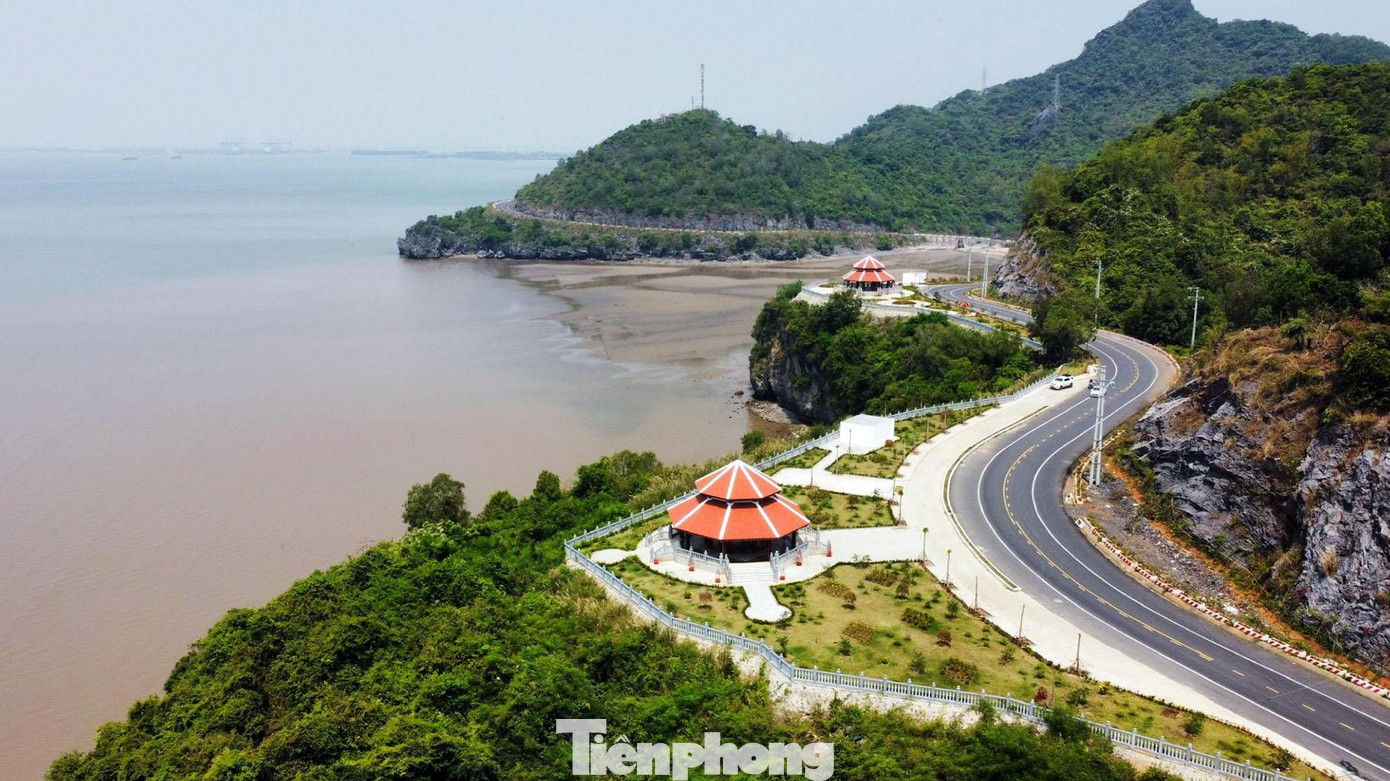 Dọc đường xuyên đảo Cát Bà, du khách sẽ có trải nghiệm trên cung đường uốn lượn dọc dãy núi đá vôi. Dọc đường xuyên đảo Cát Bà, du khách sẽ có trải nghiệm trên cung đường uốn lượn dọc dãy núi đá vôi.