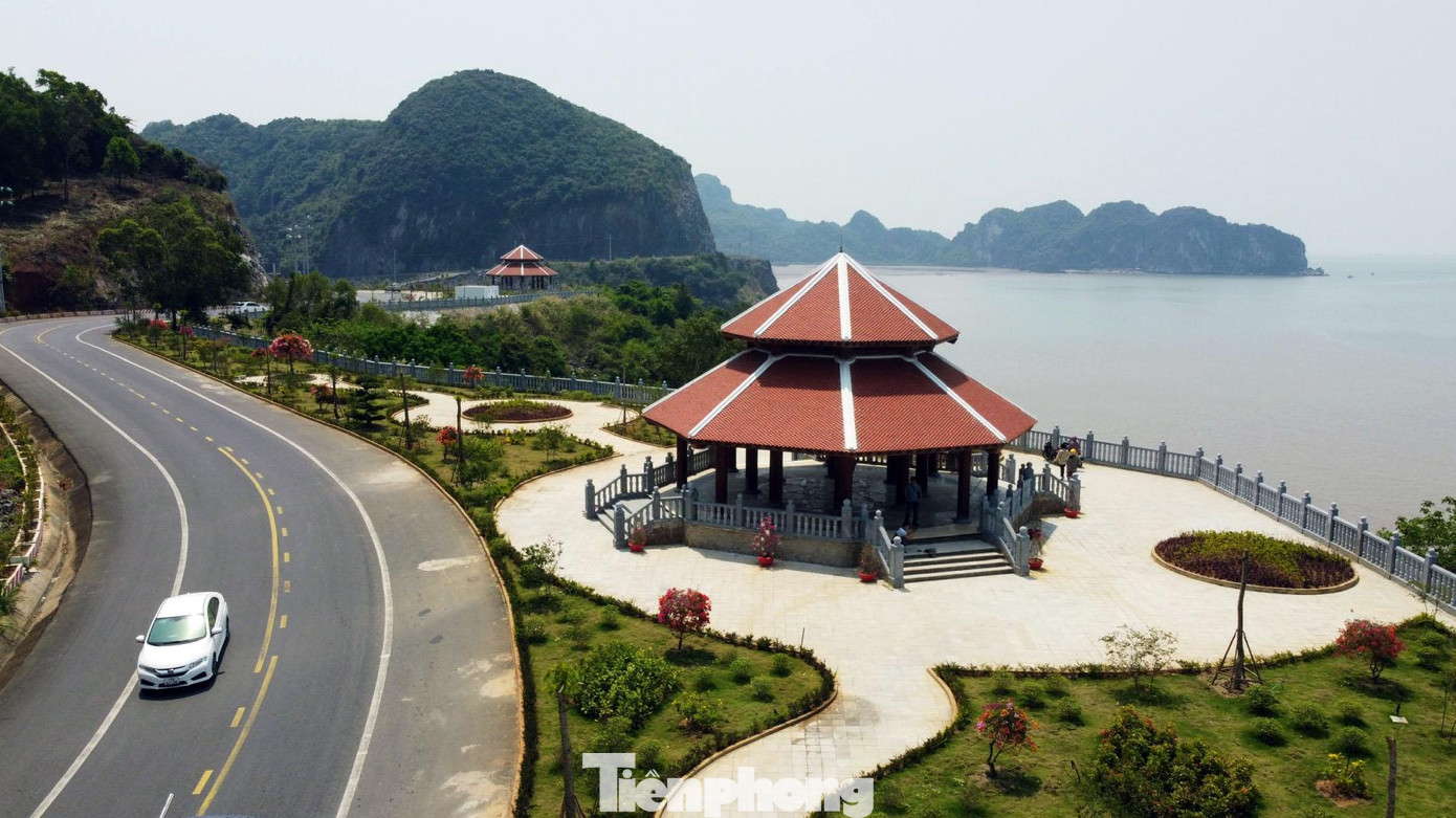 Chòi vọng cảnh rộng khoảng 147m2, thiết kế theo bình bát giác bằng gỗ lim, xung quanh lắp lan can bằng đá xanh. Chòi vọng cảnh rộng khoảng 147m2, thiết kế theo bình bát giác bằng gỗ lim, xung quanh lắp lan can bằng đá xanh.