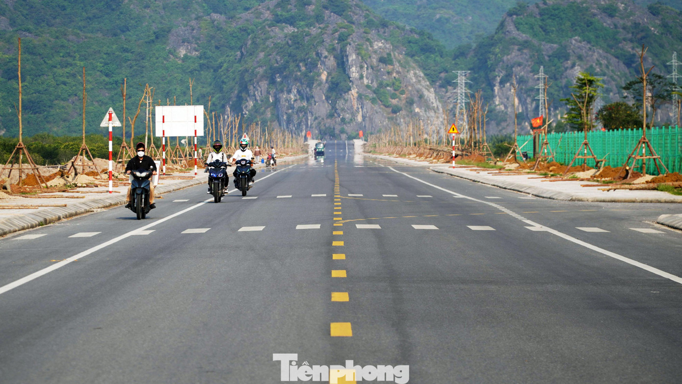 Tuyến đường xuyên đảo Cát Bà dài khoảng 20km từ bến Phà Cái Viềng vào trung tâm thị trấn Cát Bà, được UBND TP Hải Phòng phê duyệt đầu tư hơn 1.800 tỷ đồng. Tuyến đường được thiết kế rộng khoảng 12m, thảm bê tông nhựa, vỉa hè mỗi bên 3m. Đây là một trong 11 dự án trọng điểm của thành phố cảng trong lĩnh vực du lịch. Tuyến đường xuyên đảo Cát Bà dài khoảng 20km từ bến Phà Cái Viềng vào trung tâm thị trấn Cát Bà, được UBND TP Hải Phòng phê duyệt đầu tư hơn 1.800 tỷ đồng. Tuyến đường được thiết kế rộng khoảng 12m, thảm bê tông nhựa, vỉa hè mỗi bên 3m. Đây là một trong 11 dự án trọng điểm của thành phố cảng trong lĩnh vực du lịch.