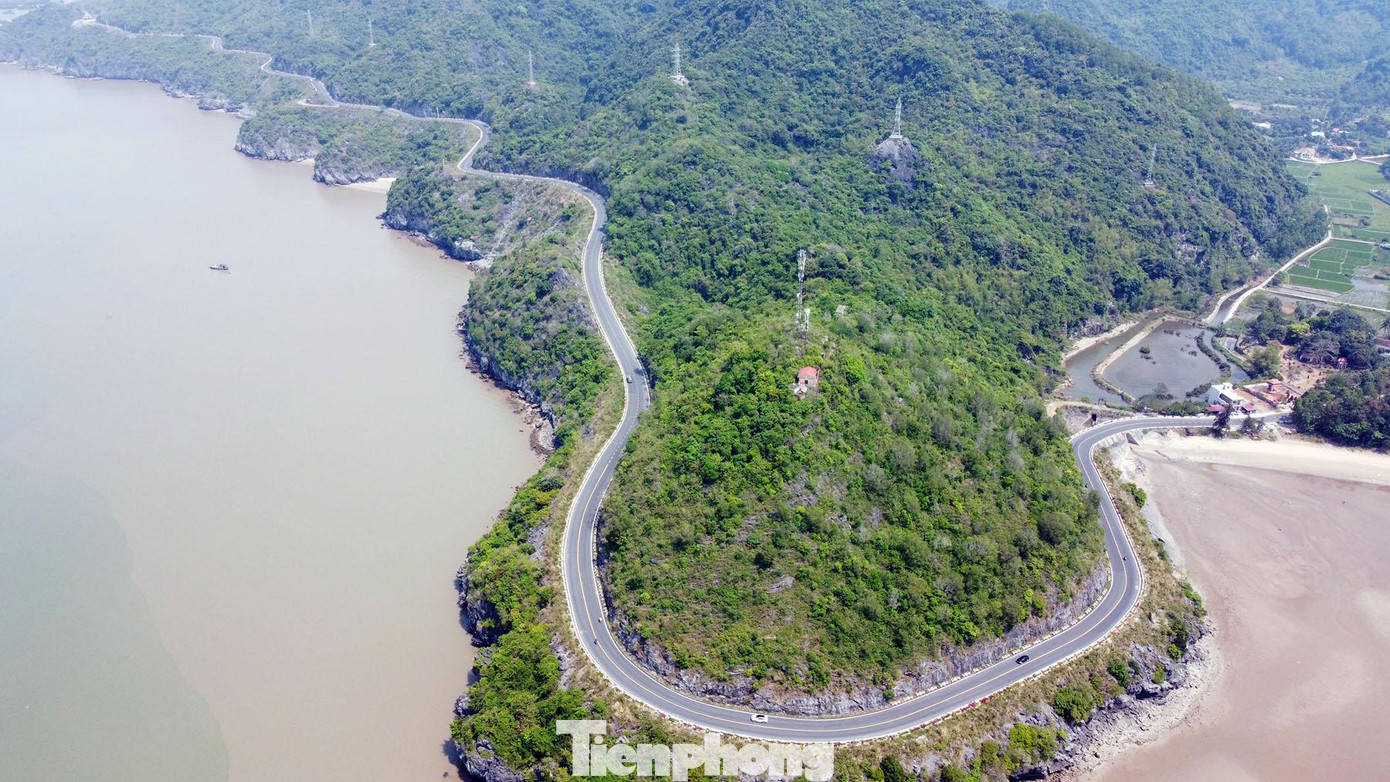 Tuyến đường xuyên đảo Cát Bà một bên là biển, một bên là những dãy núi đá trùng điệp. Tuyến đường xuyên đảo Cát Bà một bên là biển, một bên là những dãy núi đá trùng điệp.