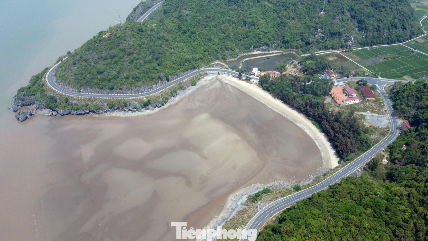 Điểm nổi bật lớn nhất so với những cung đường khác, du khách đi trên tuyến đường xuyên đảo Cát Bà vừa được ngắm núi trùng điệp, vừa được ngắm biển mênh mông, xanh ngát và cảm nhận những cơn gió biển lồng lộng. Điểm nổi bật lớn nhất so với những cung đường khác, du khách đi trên tuyến đường xuyên đảo Cát Bà vừa được ngắm núi trùng điệp, vừa được ngắm biển mênh mông, xanh ngát và cảm nhận những cơn gió biển lồng lộng.