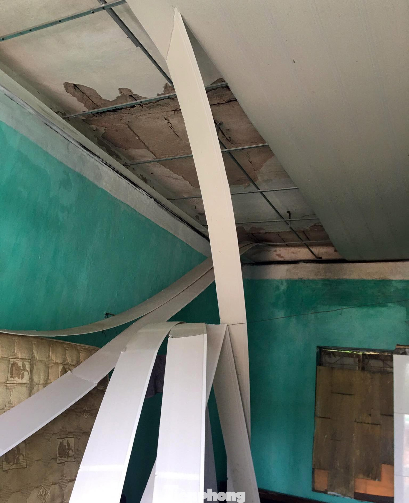 Trần nhà của các hộ dân khu tập thể 7B Trần Phú (TP Hải Phòng) bị hư hỏng.