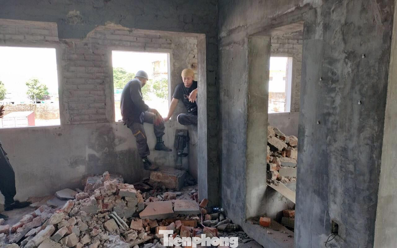 Công nhân Công ty Cổ phần Matexim - Animex Hải Phòng phá dỡ khu tập thể 7B Trần Phú (quận Ngô Quyền, TP Hải Phòng) khiến nhiều căn hộ liền kề hư hỏng, cuộc sống của cư dân bị đảo lộn.