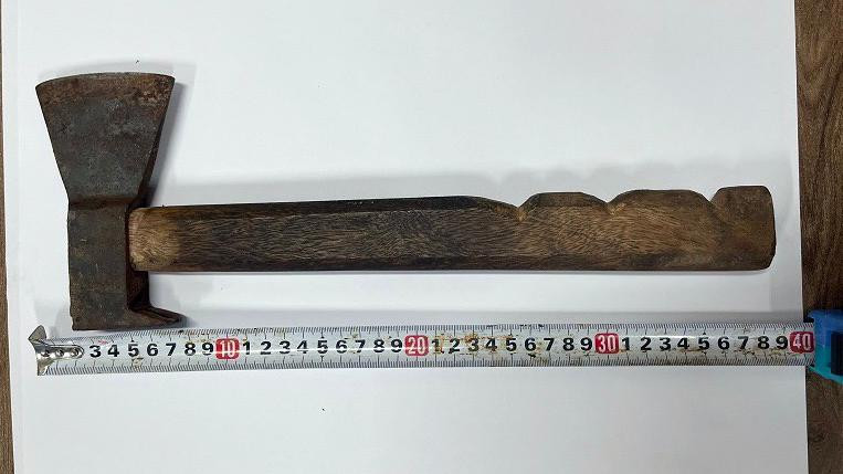 Hung khí đối tượng dùng chống trả cảnh sát khi bị truy bắt. Ảnh: CAHP Hung khí đối tượng dùng chống trả cảnh sát khi bị truy bắt. Ảnh: CAHP