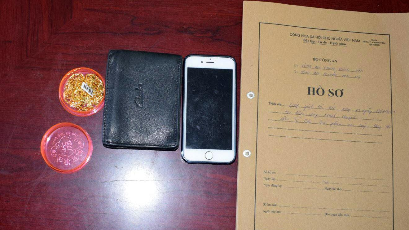 Công an huyện Yên Mỹ thu giữ tang vật vụ cướp tiệm vàng. Công an huyện Yên Mỹ thu giữ tang vật vụ cướp tiệm vàng.