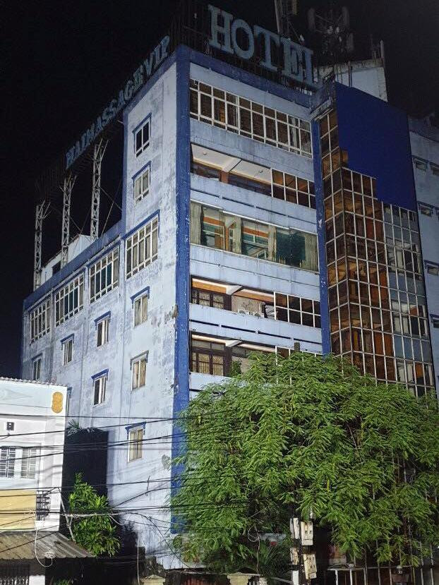 Khách sạn Hải Yến cao 8 tầng bị nghiêng, một phần tường hư hỏng, biến dạng sau sự cố nhà 5 tầng liền kề đổ sập. Khách sạn Hải Yến cao 8 tầng bị nghiêng, một phần tường hư hỏng, biến dạng sau sự cố nhà 5 tầng liền kề đổ sập.