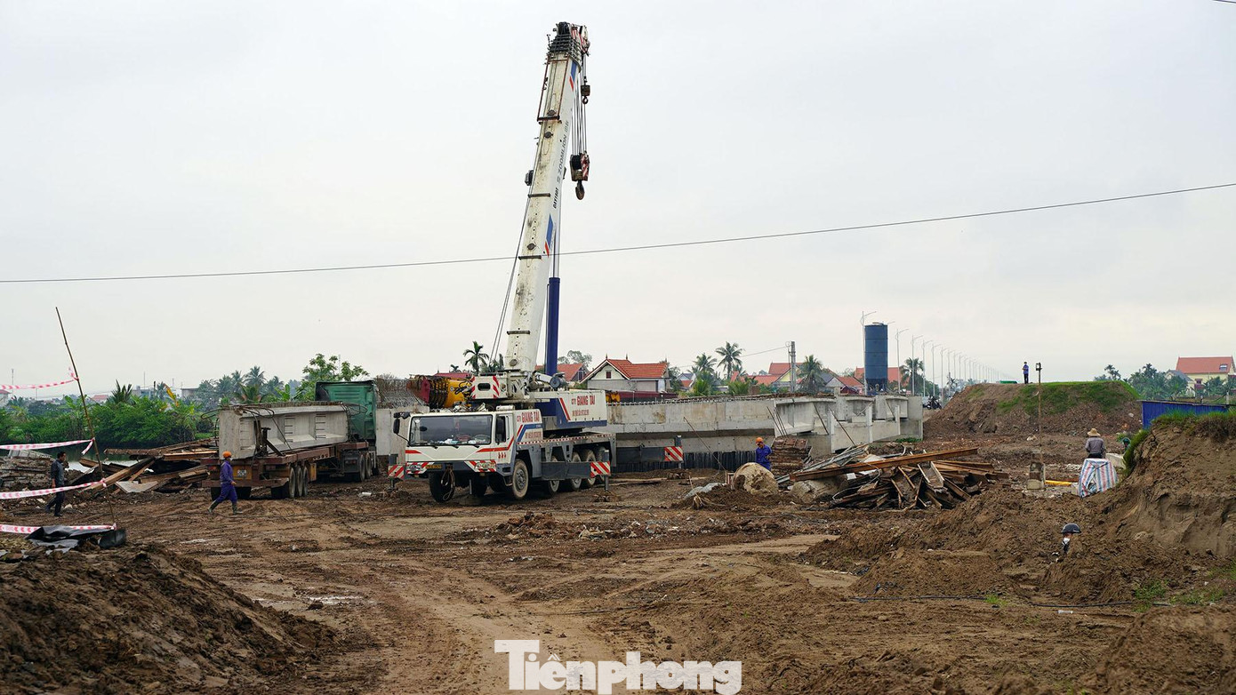 Ghi nhận vào cuối tháng 3/2022, đơn vị thi công đang gấp rút huy động thiết bị, nhân vật lực thi công các hạng mục mới được giải phóng mặt bằng. Ghi nhận vào cuối tháng 3/2022, đơn vị thi công đang gấp rút huy động thiết bị, nhân vật lực thi công các hạng mục mới được giải phóng mặt bằng.