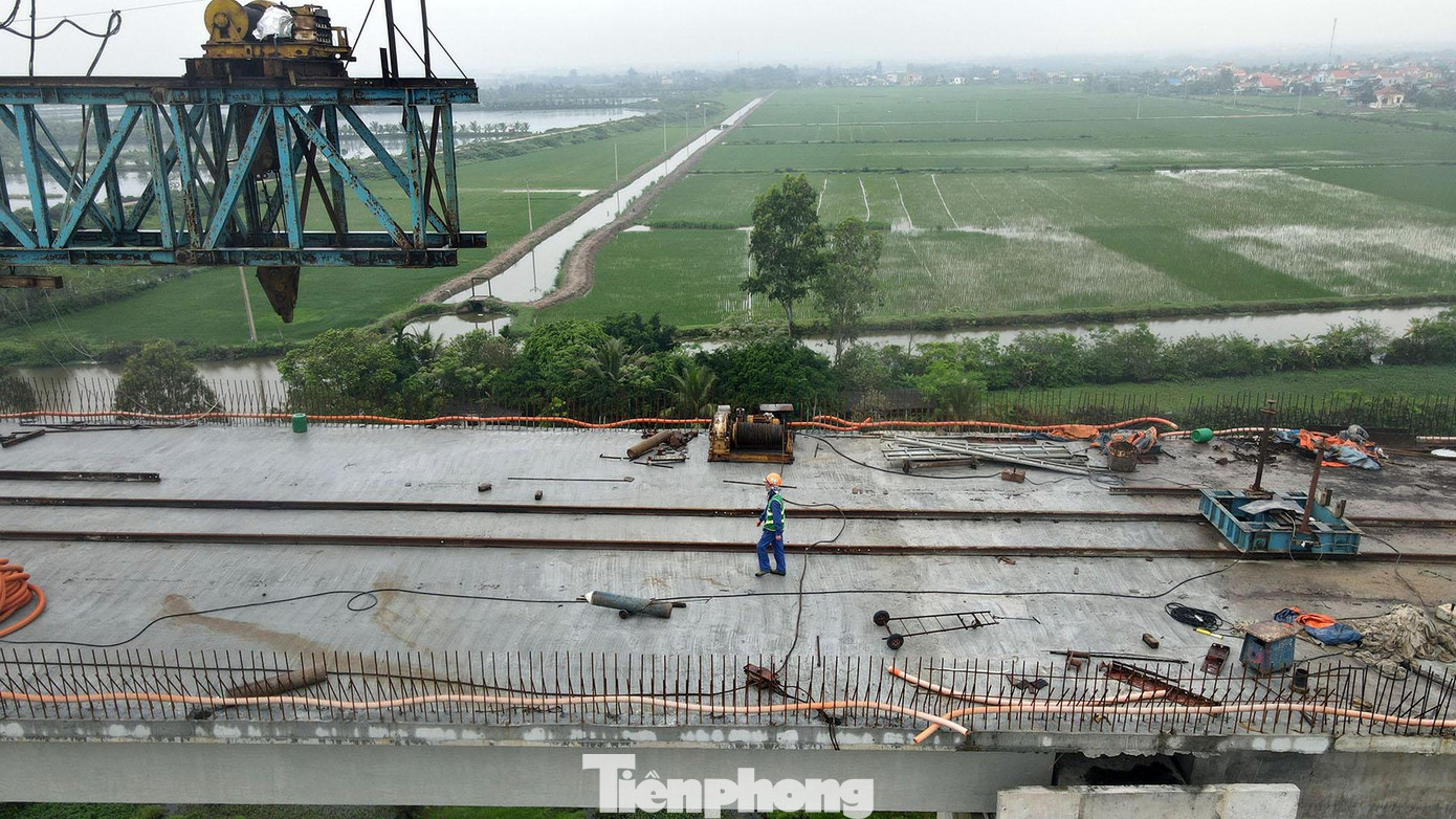 Phần cầu Văn Úc qua địa phận huyện Kiến Thụy gồm 21 nhịp dầm, cơ bản đã được nhà thầu thi công lao lắp dầm đúc sẵn. Lực lượng công nhân đang gấp rút hoàn thiện một số hạng mục lan can hai bên cầu. Phần cầu Văn Úc qua địa phận huyện Kiến Thụy gồm 21 nhịp dầm, cơ bản đã được nhà thầu thi công lao lắp dầm đúc sẵn. Lực lượng công nhân đang gấp rút hoàn thiện một số hạng mục lan can hai bên cầu.