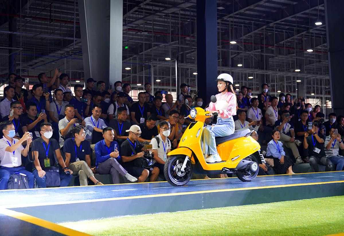 Là mẫu xe 3 nhất (mới nhất, đi xa nhất và giá tốt nhất), Evo200 đã nhanh chóng cán mốc 18.000 đơn đặt hàng chỉ sau 2 ngày mở bán, trở thành mẫu xe bán chạy nhất kể từ 21/9/2022.