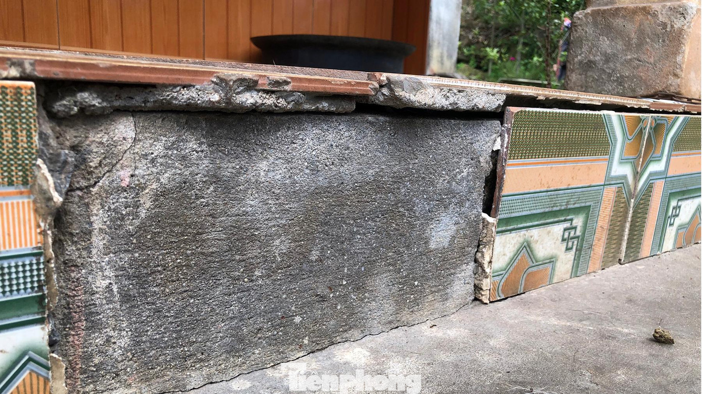 Theo ông Dương Văn Trường, gạch lát nền nhà bong tróc, phồng rộp và tường nhà nứt toác do xuất hiện các vết sụt lún từ dưới đất. Theo ông Dương Văn Trường, gạch lát nền nhà bong tróc, phồng rộp và tường nhà nứt toác do xuất hiện các vết sụt lún từ dưới đất.