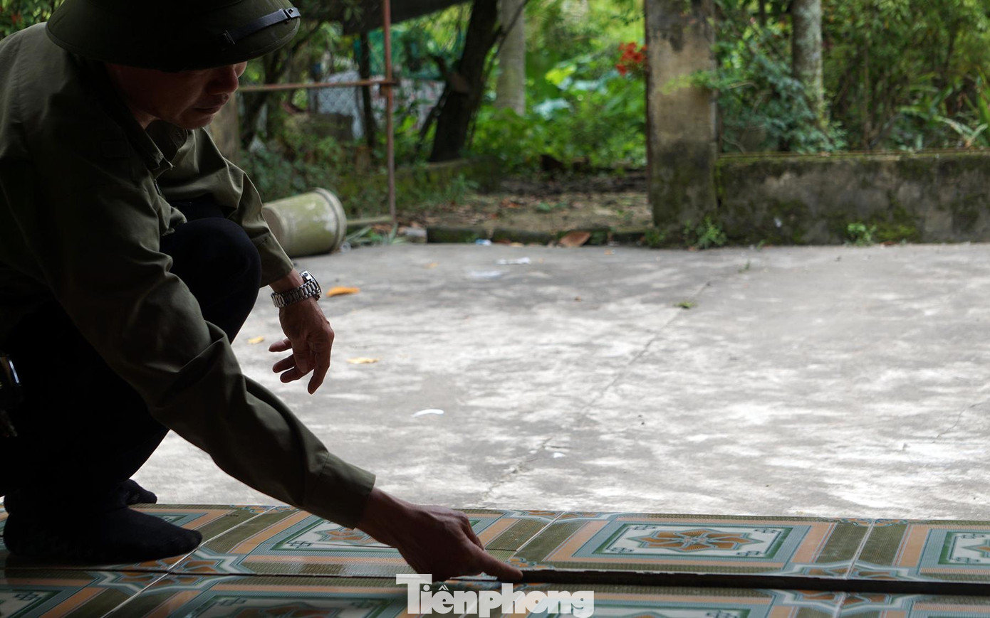 Theo ông Trường, căn nhà cấp 4 gia đình ông xuất hiện vết nứt khoảng 3 năm nay. Theo ông Trường, căn nhà cấp 4 gia đình ông xuất hiện vết nứt khoảng 3 năm nay.