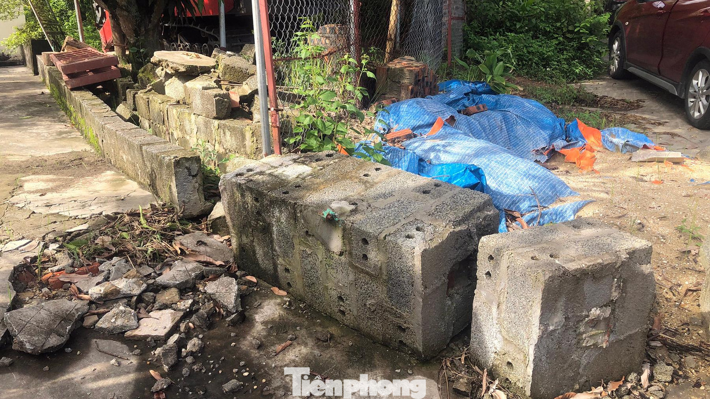 Trụ cổng nhà ông Mạc Văn Bổn đổ sập sau những lần mìn nổ tạo dư chấn mạnh. Lo lắng ngôi nhà có thể đổ sập bất cứ lúc nào, vợ chồng ông Bổn được con cháu đón đến ở nơi khác. Trụ cổng nhà ông Mạc Văn Bổn đổ sập sau những lần mìn nổ tạo dư chấn mạnh. Lo lắng ngôi nhà có thể đổ sập bất cứ lúc nào, vợ chồng ông Bổn được con cháu đón đến ở nơi khác.