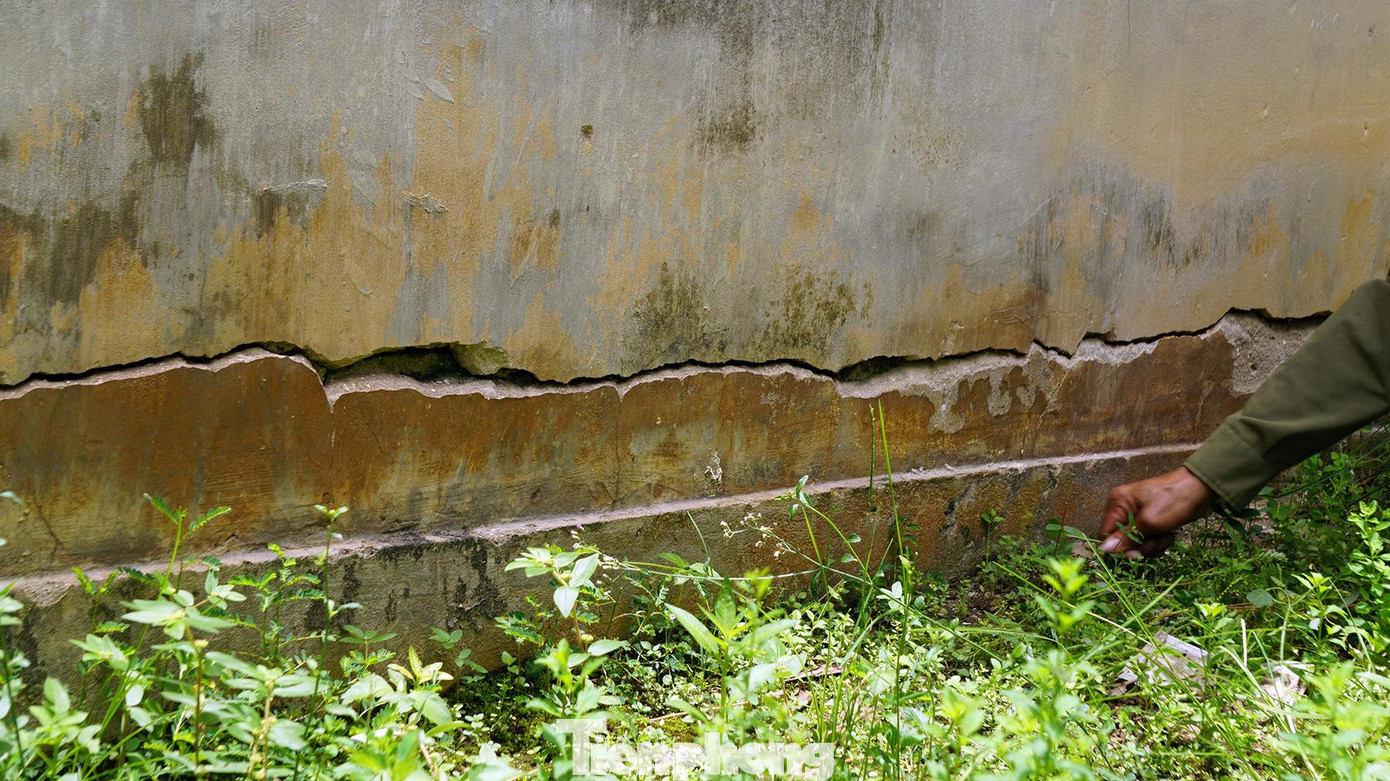 Móng nhà xuất hiện nhiều vết nứt; nền gạch phồng rộp; tường gạch nứt rộng 4-6cm. Móng nhà xuất hiện nhiều vết nứt; nền gạch phồng rộp; tường gạch nứt rộng 4-6cm.