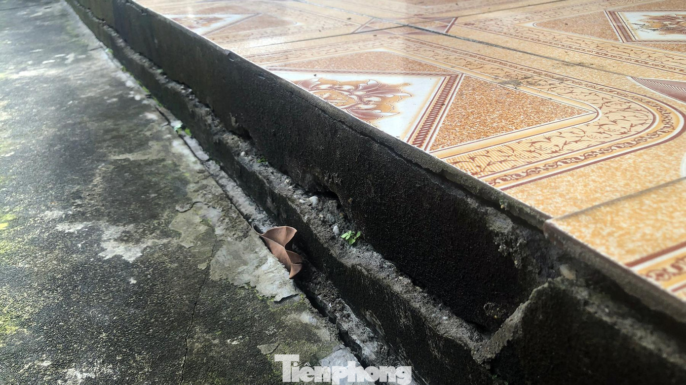 “Vợ chồng tôi và gia đình các con cháu đều sống tại thôn Trại Nẻ, phường An Lạc. Nhà nào tường cũng nứt toác. Sau nhiều lần kiến nghị, cán bộ xã từng đến kiểm tra, tuy nhiên đến nay vẫn chưa phản hồi phương án giải quyết”, ông Mạc Văn Bổn nói. “Vợ chồng tôi và gia đình các con cháu đều sống tại thôn Trại Nẻ, phường An Lạc. Nhà nào tường cũng nứt toác. Sau nhiều lần kiến nghị, cán bộ xã từng đến kiểm tra, tuy nhiên đến nay vẫn chưa phản hồi phương án giải quyết”, ông Mạc Văn Bổn nói.