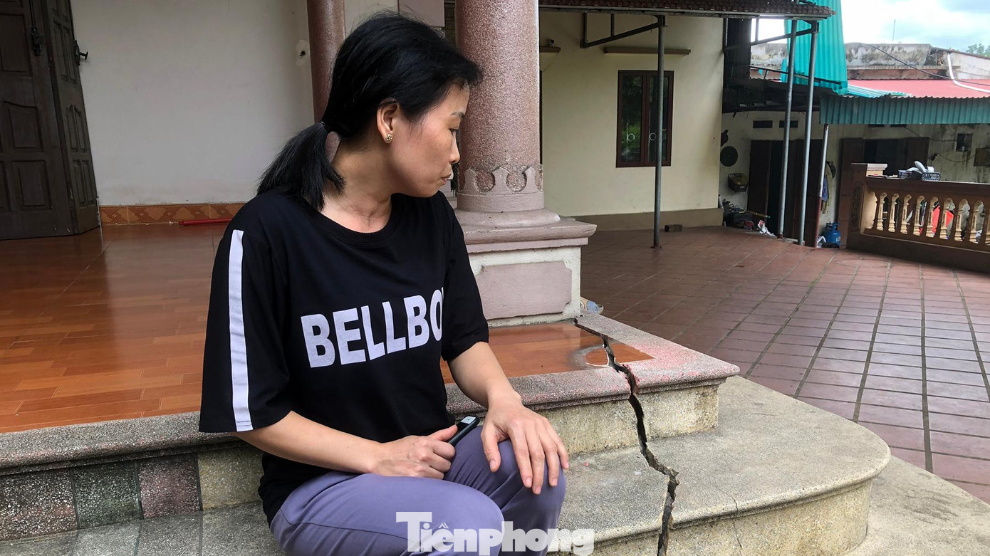 Trong khi đó, chị Nguyễn Thị Vui (39 tuổi, trú phường Văn Đức, TP Chí Linh) cho biết, gia đình chị mới tích cóp và vay mượn xây dựng ngôi nhà kiên cố 3 tầng nhưng gần đây cũng xuất hiện nhiều vết nứt móng, tường nhà. Trong khi đó, chị Nguyễn Thị Vui (39 tuổi, trú phường Văn Đức, TP Chí Linh) cho biết, gia đình chị mới tích cóp và vay mượn xây dựng ngôi nhà kiên cố 3 tầng nhưng gần đây cũng xuất hiện nhiều vết nứt móng, tường nhà.